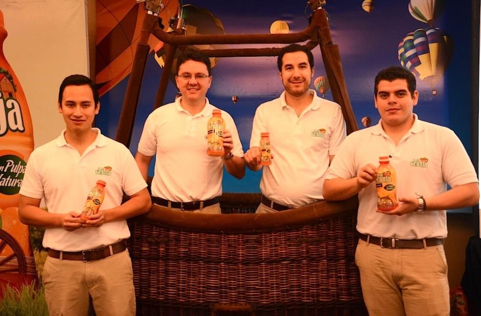 El jugo de naranja "De la granja" invita a sus consumidores a vivir el festival internacional de globos "Albuquerque International Ballon Fiesta", participando en su promoci&oacute;n. (Foto: Selene Mej&iacute;a/Soy502)&nbsp;