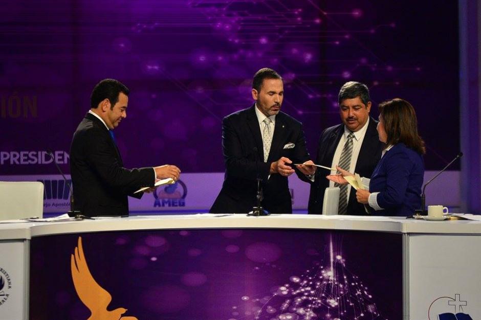 Momento del sorteo para decidir el orden en que se llevar&iacute;a a cabo el debate. (Foto: Wilder L&oacute;pez/Soy502)&nbsp;
