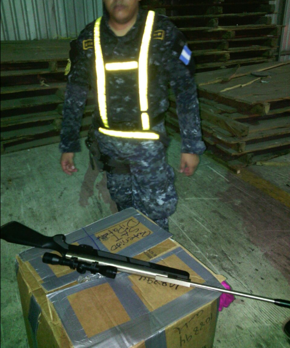 El rifle fue localizado en un contenedor procedente de los Estados Unidos. (Foto: PNC)