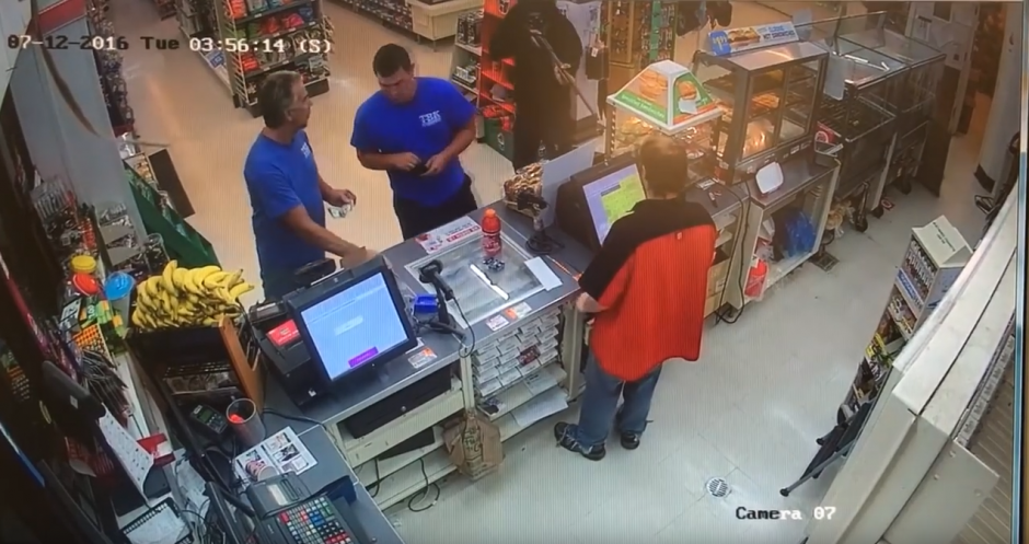 En una tienda de conveniencia dos personas le pagan al encargado del lugar. (Captura de pantalla: FrederickNewsPost/ YouTube)