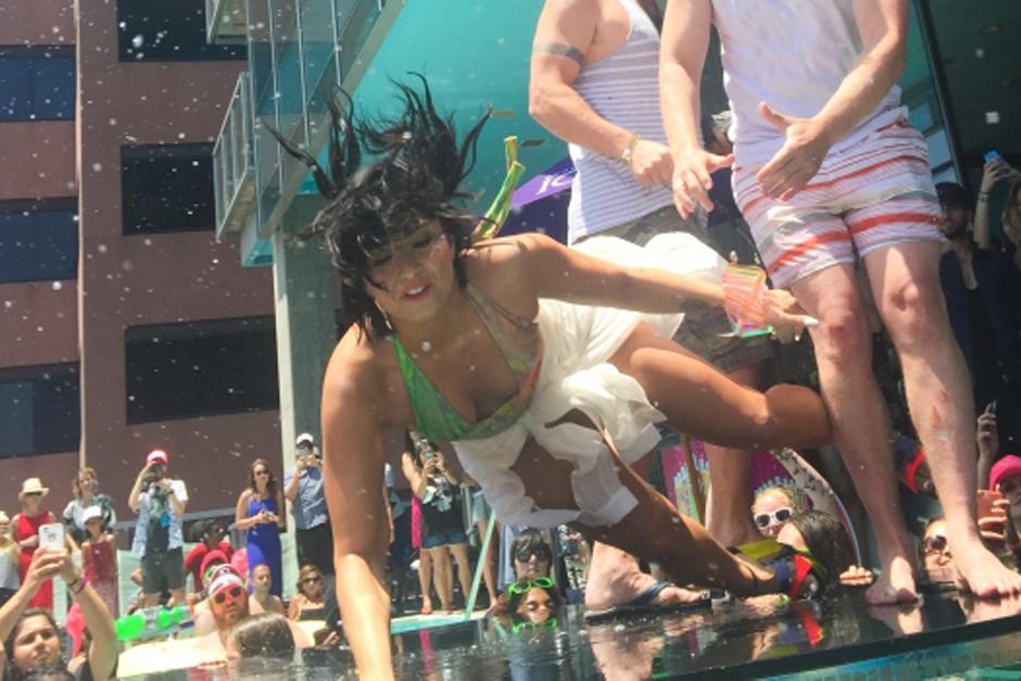 Demi Lovato se peg&oacute; un susto el pasado domingo cuando se encontraba en la terraza de un hotel en Nueva York presentando su nuevo single Cool for the summer.