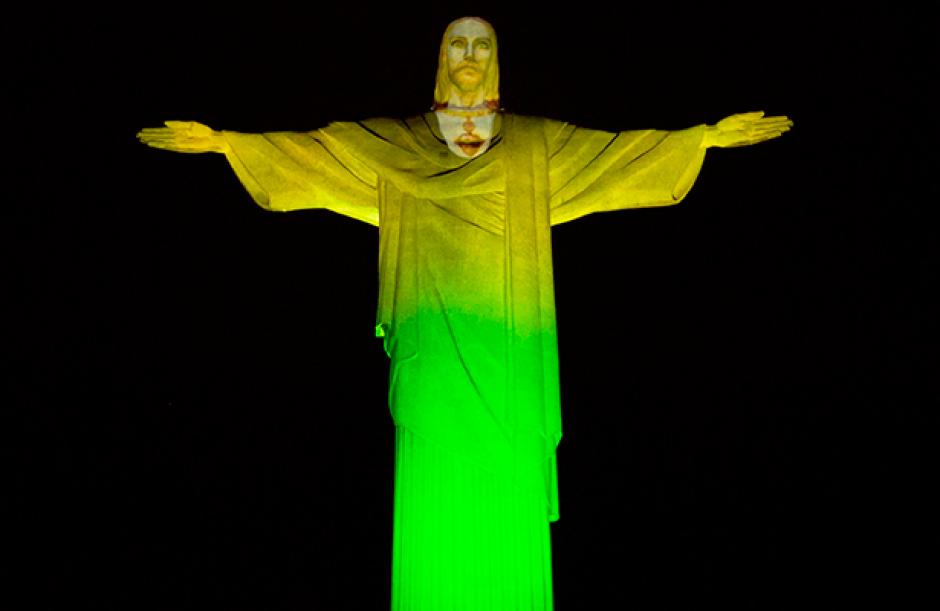 La noche del mi&eacute;rcoles se ilumin&oacute; el Cristo Redentor, con los colores de la bandera de Brasil. (Foto: Facebook de los Juegos Ol&iacute;mpicos)