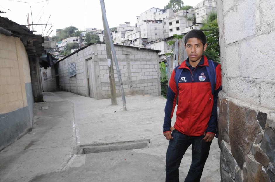 Pedro Altán pasa muchas tardes de la semana en la casa de su familia, en la colonia Lourdes 1, de la zona 5. (Foto: Orlando Chile/Nuestro Diario)