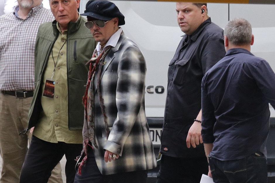 Johnny Depp fue visto en las calles de Alemania junto con su banda Hollywood Vampires. (Foto: Splash News)