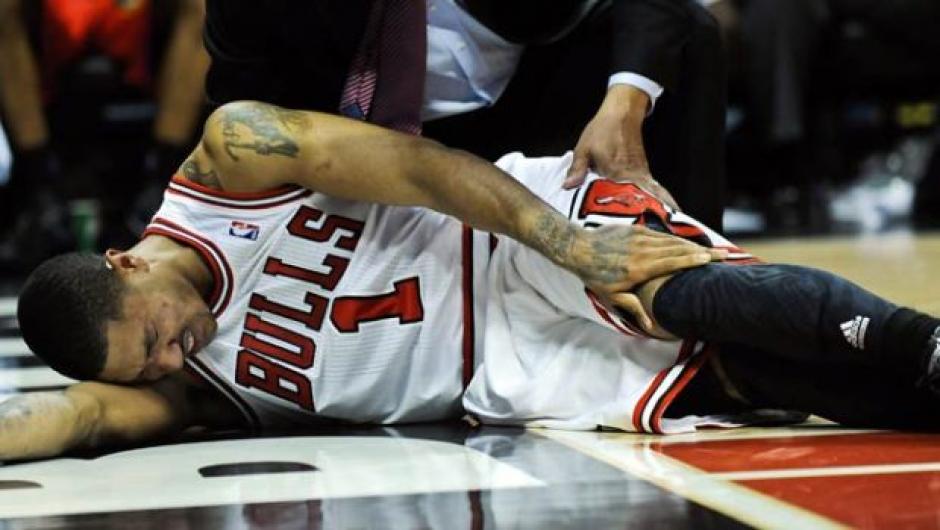 El estelar jugador de la NBA, Derrick Rose se pierde la temporada con los Bulls debido a una lesi&oacute;n de rodilla. (AFP)