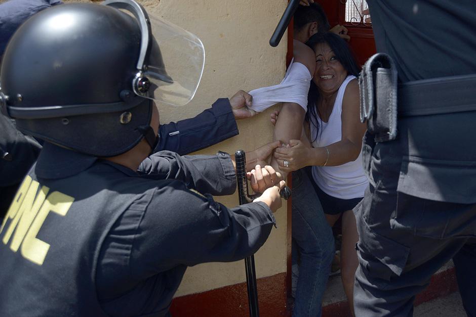 Durante el desalojo, varios vecinos se enfrentaron con agentes de la Policia Nacional Civil. (Foto: Deccio Serrano/Soy502)