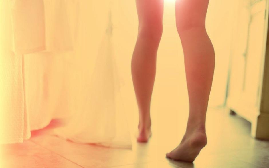 Los m&eacute;dicos recomienden que no utilices zapatos en casa. (Foto: taringa.net)