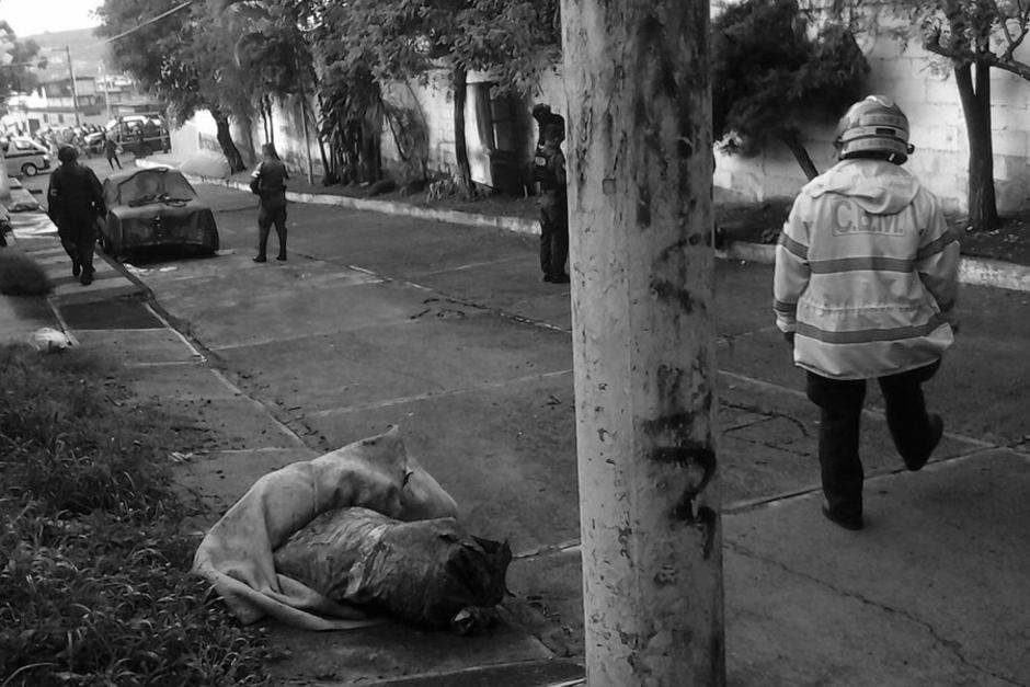 Los restos de tres personas fueron localizados en la zona 12 de Villa Nueva. (Foto: Bomberos Municipales)