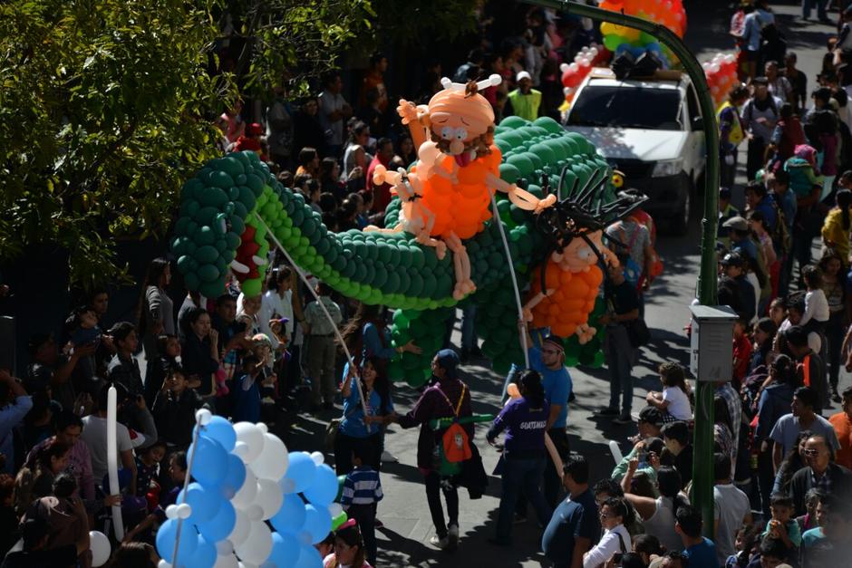 Varias esculturas gigantes invadieron la ciudad. (Foto: Wilder L&oacute;pez/Soy502) 