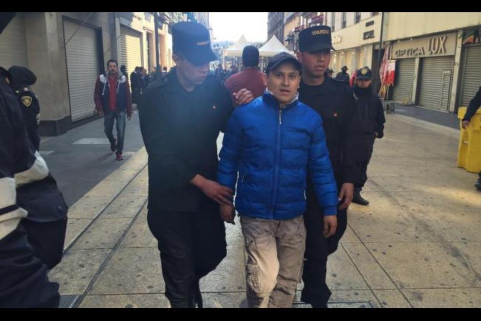 Un muchacho pretendía atentar contra el Papa Francisco con una especia de bomba molotov, y fue detenido por las autoridades. (Foto: El Universal)