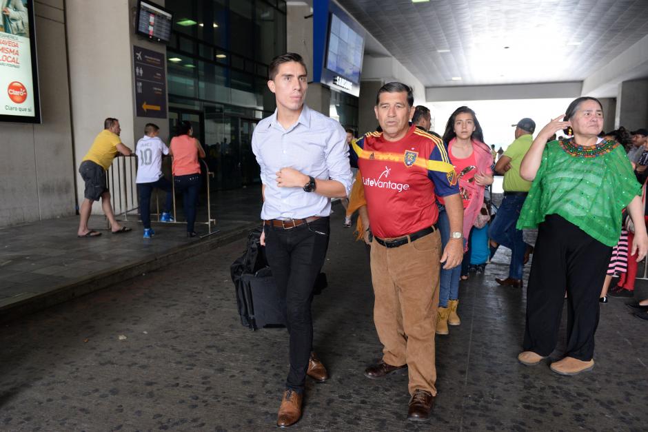El&iacute;as Enoc V&aacute;squez arrib&oacute; a Guatemala con el plantel del Real Salt Lake; su familia lo estaba esperando. (Foto: Diego Galiano/Nuestro Diario)
