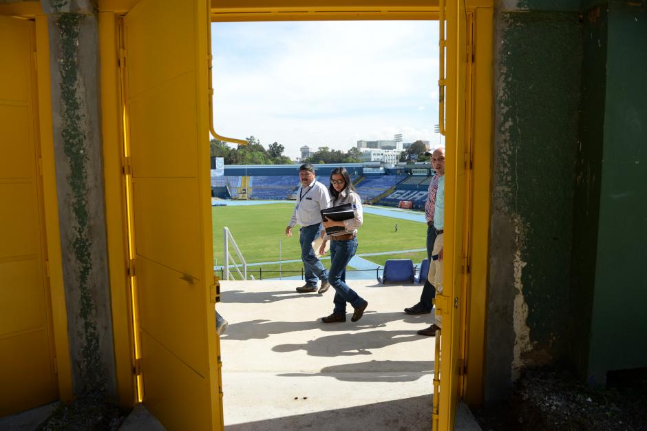 Personeros de CONRED visitaron este mi&eacute;rcoles las instalaciones del estadio Mateo Flores, para revisar las puertas de acceso y pasillos de emergencia. (Foto: Diego Galiano/Nuestro Diario)