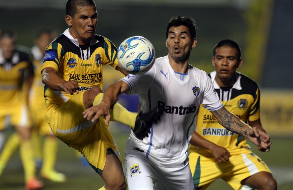 Paolo Su&aacute;rez intenta quedarse con el bal&oacute;n en el duelo que los cremas derrotaron 1-0 a Guastatoya en el estadio Cementos Progreso. (Foto: Diego Galiano/Nuestro Diario)