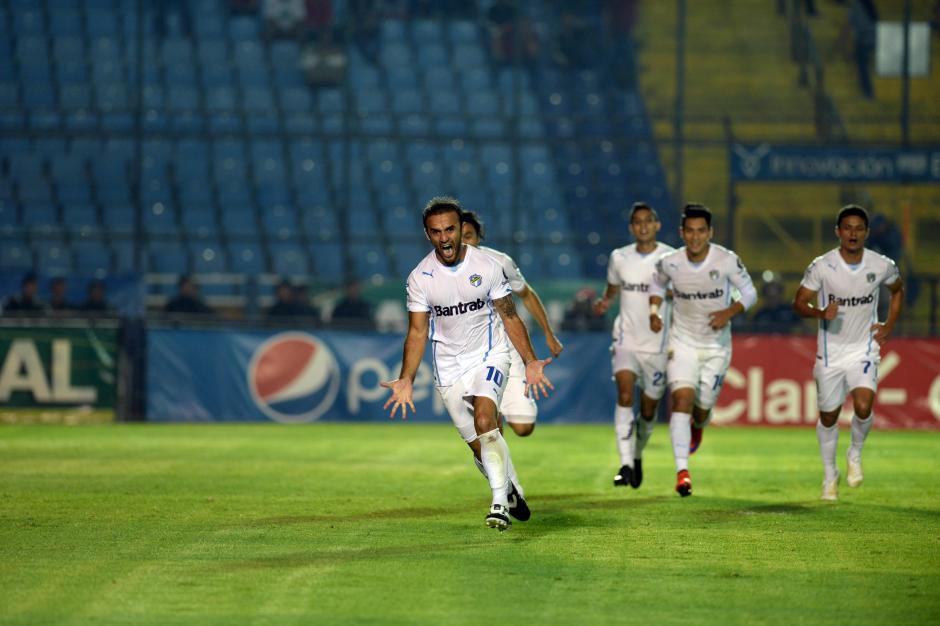 Jos&eacute; Contreras abri&oacute; el camino del triunfo de Comunicaciones, hizo el primero. Los rojos protestaron mano, en la jugada previa. (Foto: Nuestro Diario)