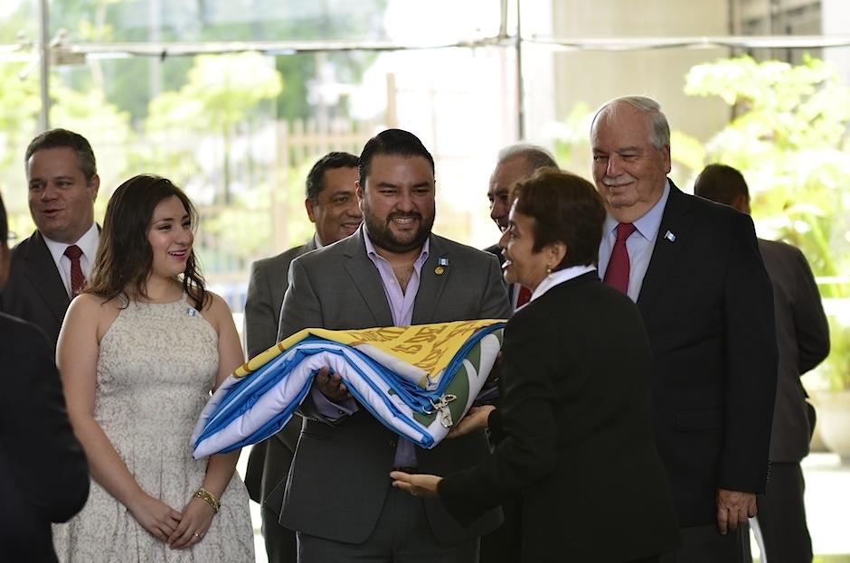 Mario Chang iz&oacute; la bandera en la Plaza Ramiro Castillo Love del BI. (Foto: Selene Mej&iacute;a/Soy502)