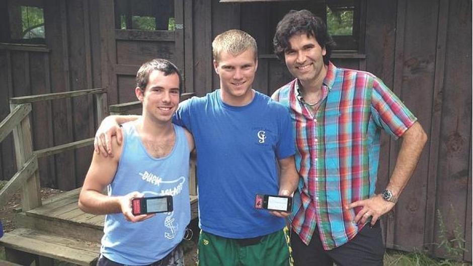 El investigador Steven Russell (der.), con dos de los j&oacute;venes que participaron en el ensayo, Frank Spesia y Colby Clarizia. (Foto: ABC)