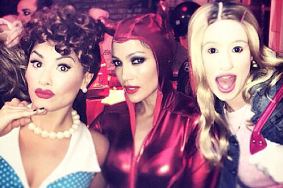 Jennifer López se viste de una sensual y provocativa diabla.