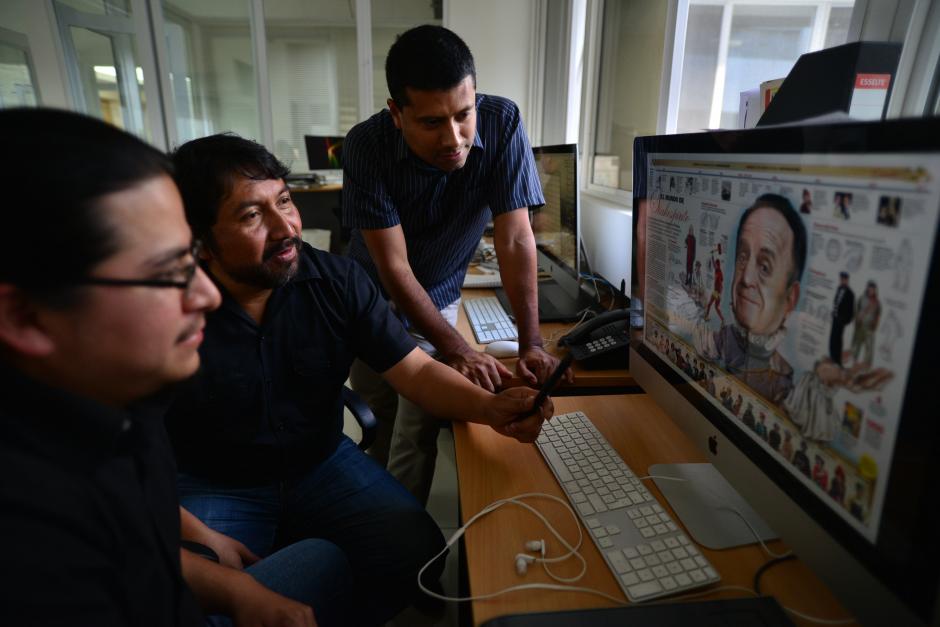 De derecha a izquierda: &Aacute;ngel Garc&iacute;a, Nelson Xuya y Antonio Fuentes, observando el arte de una de las p&aacute;ginas ganadoras del SND36, motivo de #orgullo502. (Foto: Wilder L&oacute;pez/Soy502)