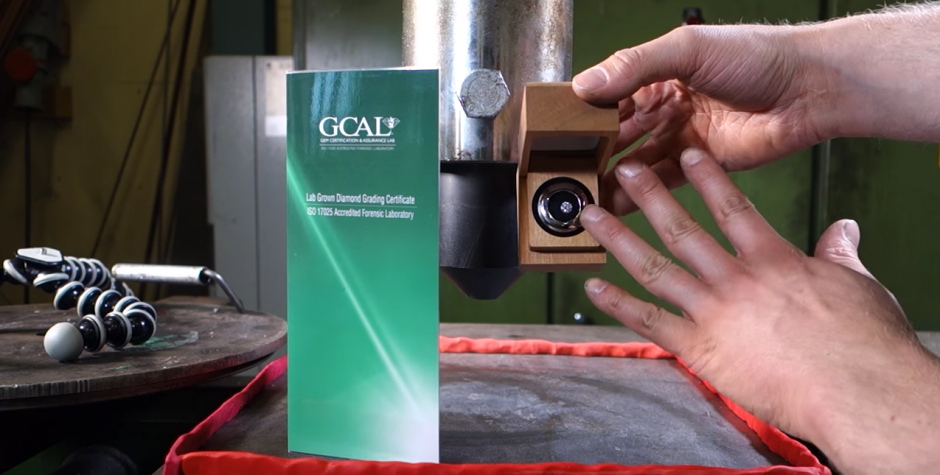 La prensa hidr&aacute;ulica aplasta un diamante. (Captura de pantalla: YouTube/Hydraulic Press Channel)