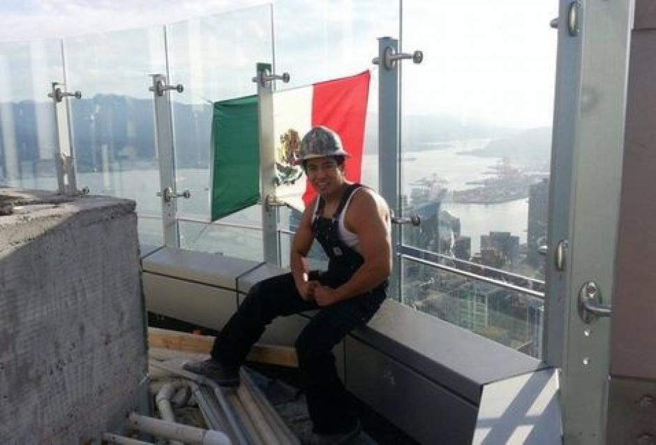 Diego Reyna, un obrero de la construcci&oacute;n de origen mexicano que trabaja en la finalizaci&oacute;n de la Torre Trump en Vancouver, coloc&oacute; una bandera mexicana como protesta. (Foto: www.milenio.com)