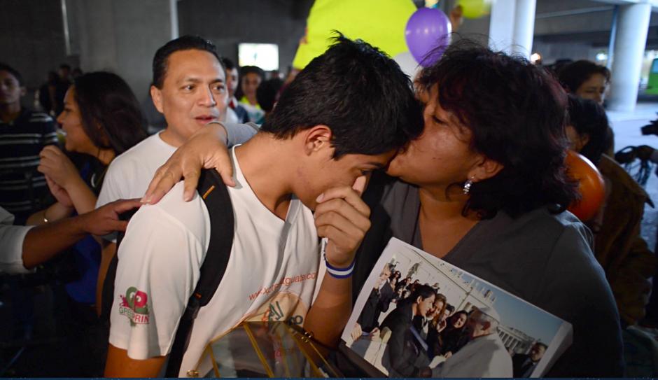 Diego Mart&iacute;nez es recibido por su madre, en las afueras del aeropuerto internacional "La Aurora". El joven mostr&oacute; su satisfacci&oacute;n por haber logrado que el papa Francisco diera su palabra de visitar el pa&iacute;s. (Foto: Jes&uacute;s Alfonso/Soy502)