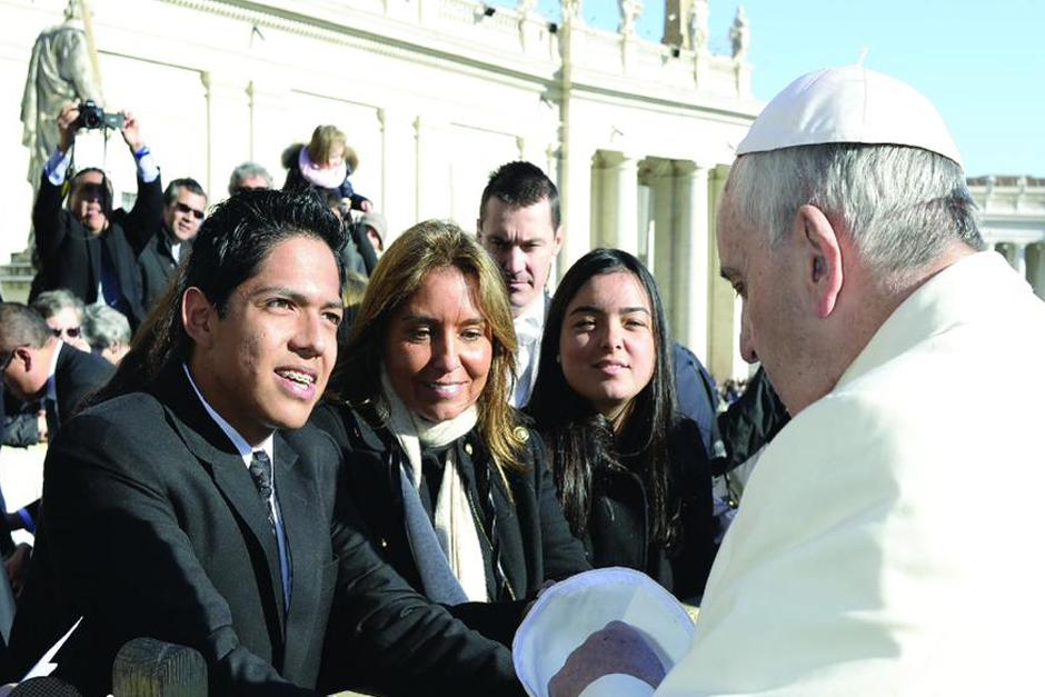 El papa Francisco prometi&oacute; poner en su agenda una visita a Guatemala, luego que el peregrino Diego Mart&iacute;nez le hiciera entrega de medio mill&oacute;n de firmas que solicitan su llegada al pa&iacute;s.&nbsp;