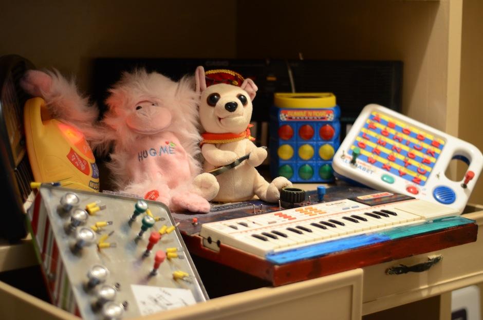 Dieresis es una propuesta basada en la técnica del "Circuit benging", que emplea juguetes electrónicos a base de baterías que se transforman en instrumentos musicales. (Foto: Selene Mejía/Soy502)&nbsp;