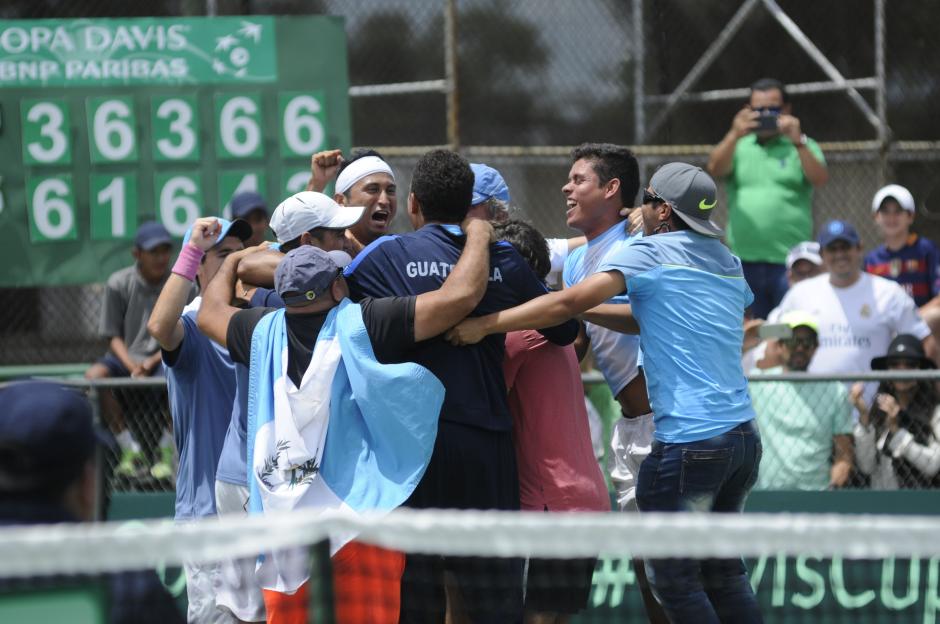 Al final del partido Christopher D&iacute;az celebr&oacute; con sus compa&ntilde;eros y familiares la permanencia en el grupo II de Am&eacute;rica, en la Copa Davis. (Foto: Pedro Pablo Mijangos/Soy502)