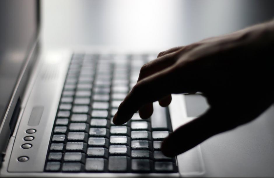 Uno de los m&eacute;todos m&aacute;s efectivos para limpiar tu teclado es con el pegamento de un post it. (Foto: difundir.org)