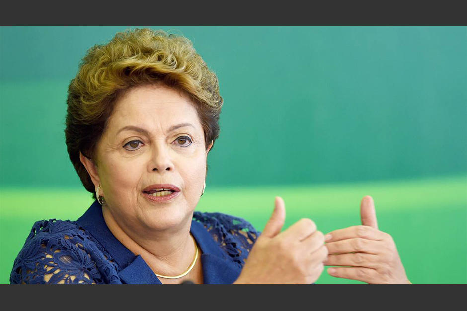 Dilma Rousseff est&aacute; en el centro de un torbellino pol&iacute;tico. (Foto: EFE)