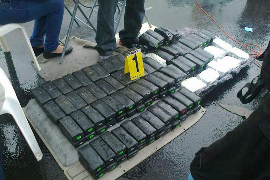 M&aacute;s de 1.8 millones de d&oacute;lares fueron decomisados por agentes de la Polic&iacute;a Nacional Civil este s&aacute;bado en Carretera a El Salvador (Foto: PNC)