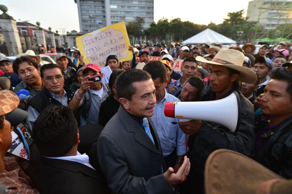 El diputado Iv&aacute;n Ar&eacute;valo se dirig&iacute;a hacia el Palacio Nacional, pero los expatrulleros que se encontraban en el Parque Centralo lo retuvieron para plantearle sus demandas. (Foto: Wilder L&oacute;pez/Soy502)