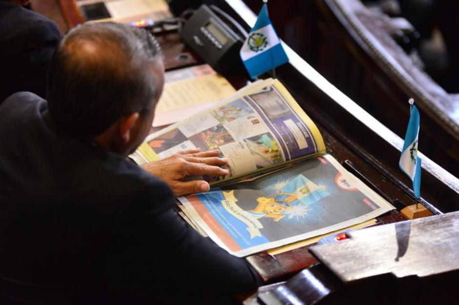 Mientras la Sesi&oacute;n Solemne en el Congreso de la Rep&uacute;blica se realizaba, varios diputados prefirieron leer noticias. &nbsp;(Foto: Jes&uacute;s Alfonso/Soy502)&nbsp;