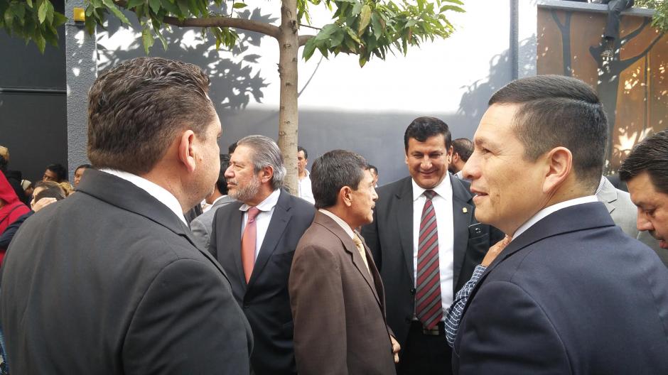 Los diputados esperaron cerca de dos horas para poder entrar. (Foto: Jos&eacute; Miguel Casta&ntilde;eda/Soy502)