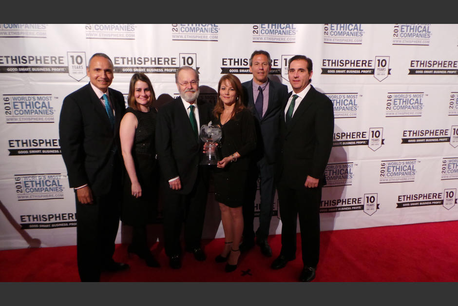 De izquierda a derecha: Jos&eacute; Ra&uacute;l Gonz&aacute;lez; Sthepanie Melville, Frederick Melville, Christie Ippsich, ejecutivos CEMPRO; Timohy Erblich (CEO del Instituto Ethisphere) y Enrique Urruela, representante del Grupo Progreso.&nbsp;