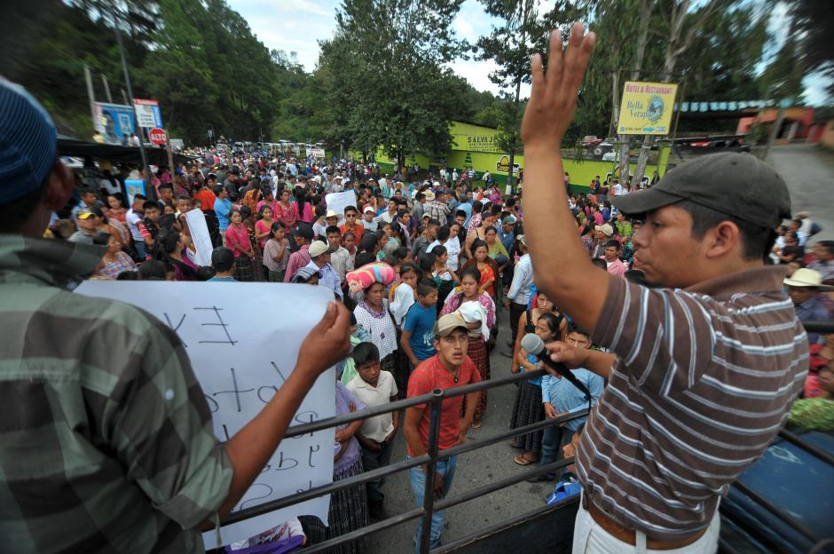 Supuestos l&iacute;deres del partido Todos azuzaron a los seguidores para que bloquearan la carretera hacia Santa&nbsp;Cruz Verapaz. (Foto: Byron de la Cruz/Soy502)