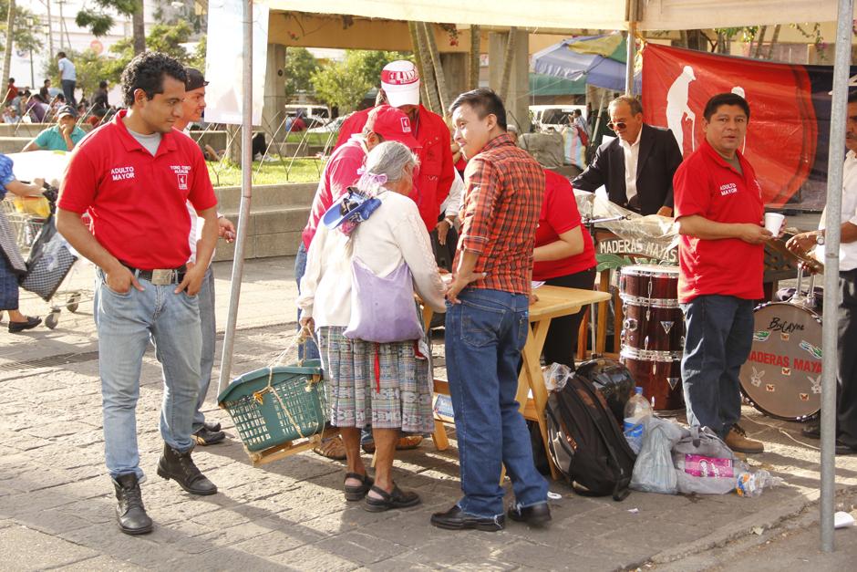 Desde su sitio en la Sexta Avenida, activista de Lider aprovecharon para afiliar a adultos mayores. (Foto: Alejandro Bal&aacute;n/Soy502)