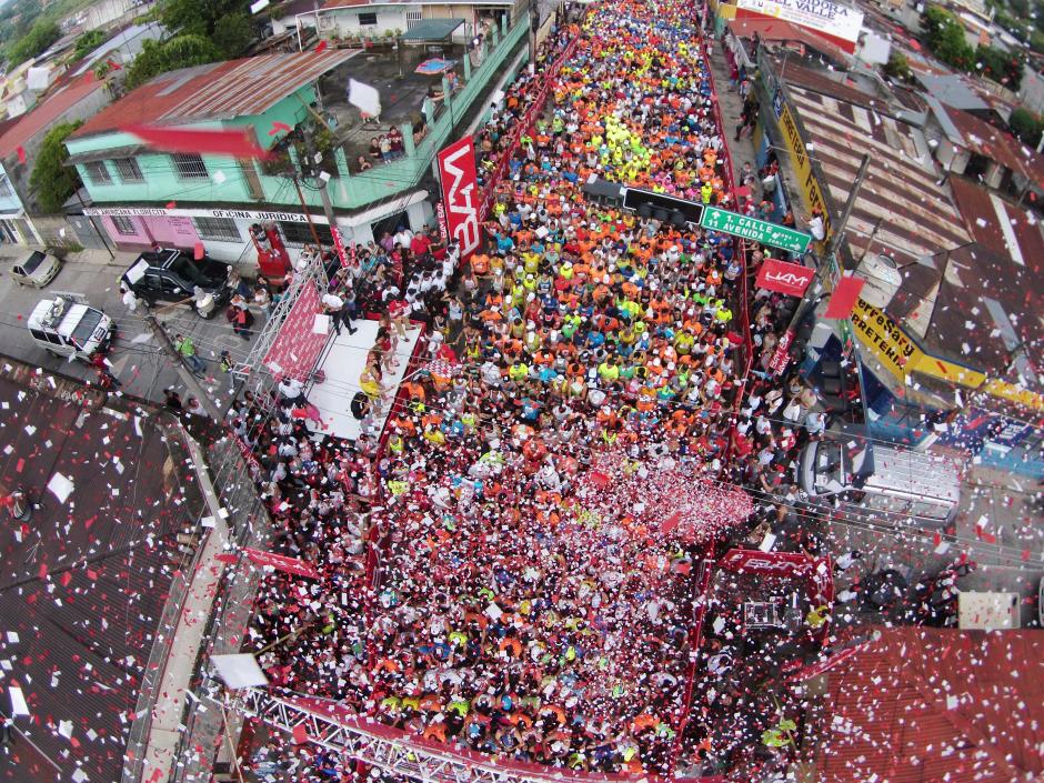 Así se vivió desde el aire el Medio Maratón de Cobán que reunió a 10 mil corredores en una verdadera fiesta por cumplir 40 años. (Foto: Deccio Serrano/ Nuestro Diario)