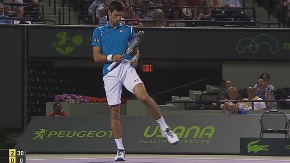 La curiosa imagen que dej&oacute; el tenista serbio en el Masters de Miami. (Foto: ABC Deportes)