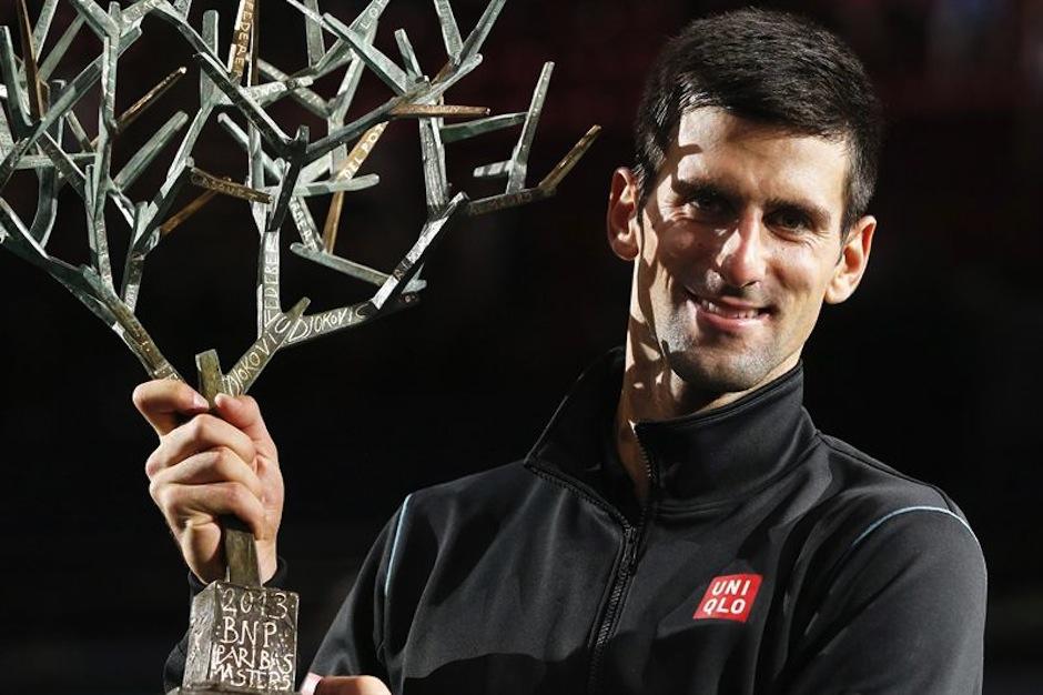 El serbio Novak Djokovic sostiene con orgullo el trofeo. &nbsp;(EFE)&nbsp;