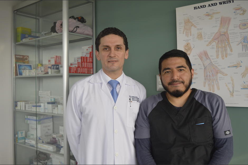 Los doctores Fernando Romero de 42 a&ntilde;os y Juan Carlos Gonz&aacute;lez de 39, trabajan juntos desde hace cuatro a&ntilde;os. (Foto: Camila Chicas Callén/Soy502) 