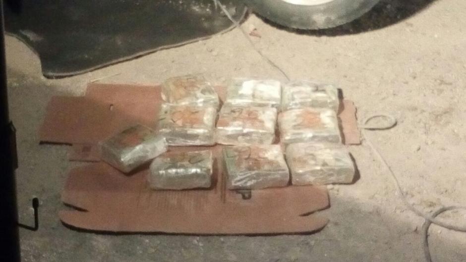 Localizan al menos 10 paquetes de d&oacute;lares en el interior de un veh&iacute;culo en la ruta Interamericana. (Foto: PNC)
