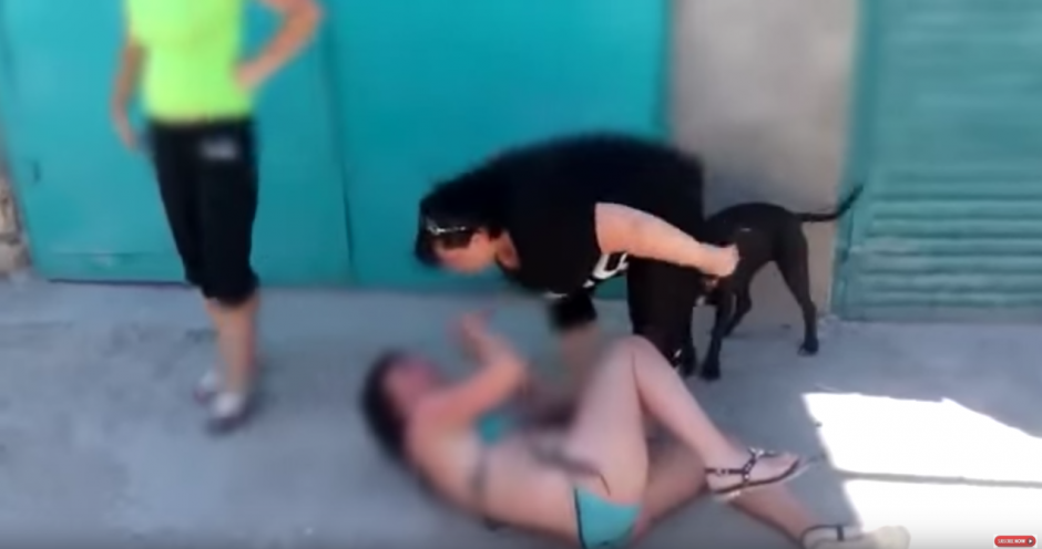 Una mujer es agredida por dos personas que la acusan de estar con sus esposos. (Captura de pantalla: Fresh News/YouTube)