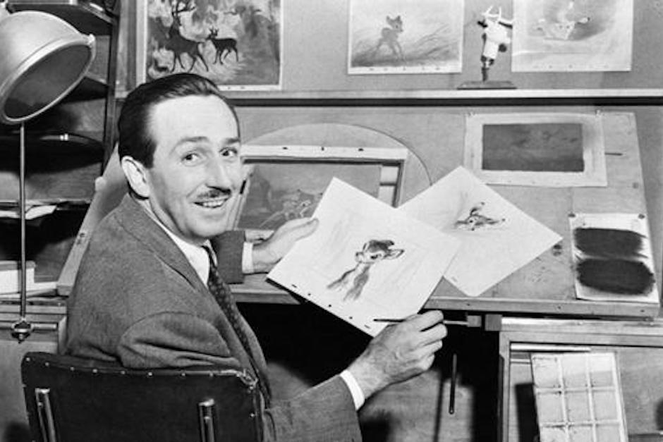 Walt Disney con un boceto de &ldquo;Bambi&rdquo;.  (Foto: infobae.com)