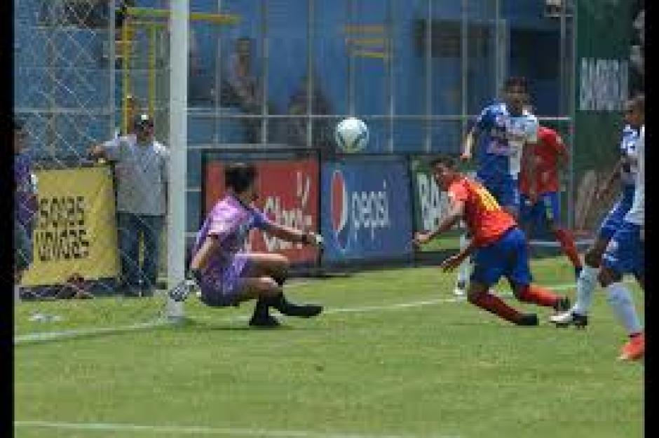 Pedro Alt&aacute;n anot&oacute; un gol de antolog&iacute;a ante Suchitep&eacute;quez. (Foto: Nuestro Diario)