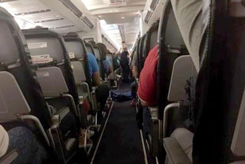 Los pasajeros tuvieron que viajar con un cad&aacute;ver en el piso. (Foto: infobae.com)   