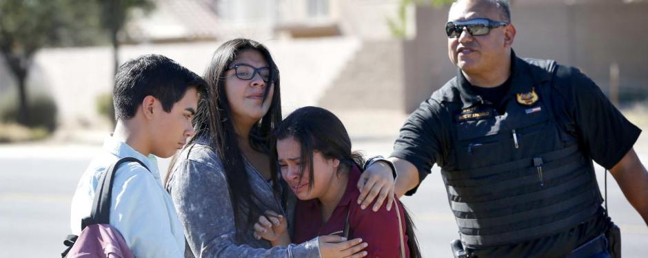 Familiares de las v&iacute;ctimas en las afueras del centro educativo. (Foto: Univisi&oacute;n)