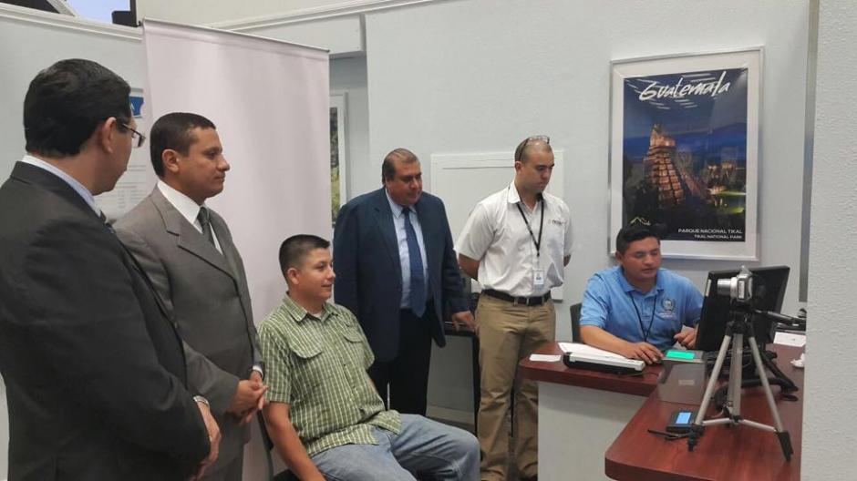 Federico de Le&oacute;n (verde) fue el primer guatemalteco en San Bernardino, California en recibir el Documento Personal de Identificaci&oacute;n. &nbsp;(Foto: Canciller&iacute;a Guatemala)&nbsp;