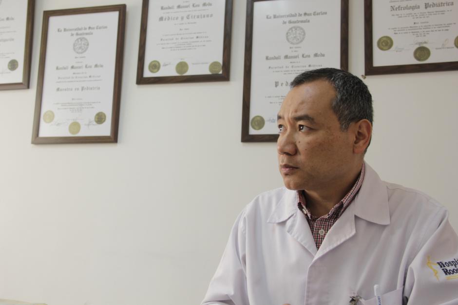 El doctor Randall Lou, quien le da seguimiento a los hermanos Argueta