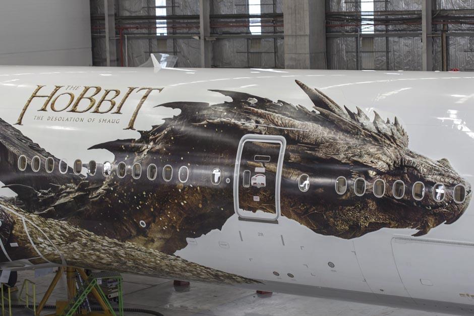 El avi&oacute;n con la imagen del drag&oacute;n llegar&aacute; a Estados Unidos justo a tiempo para el estreno de la pel&iacute;cula. (Foto: EFE)